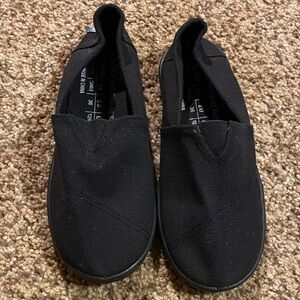 Tom’s Black Kids Size Y3 or Women’s size 5.5 Slip-On Shoes